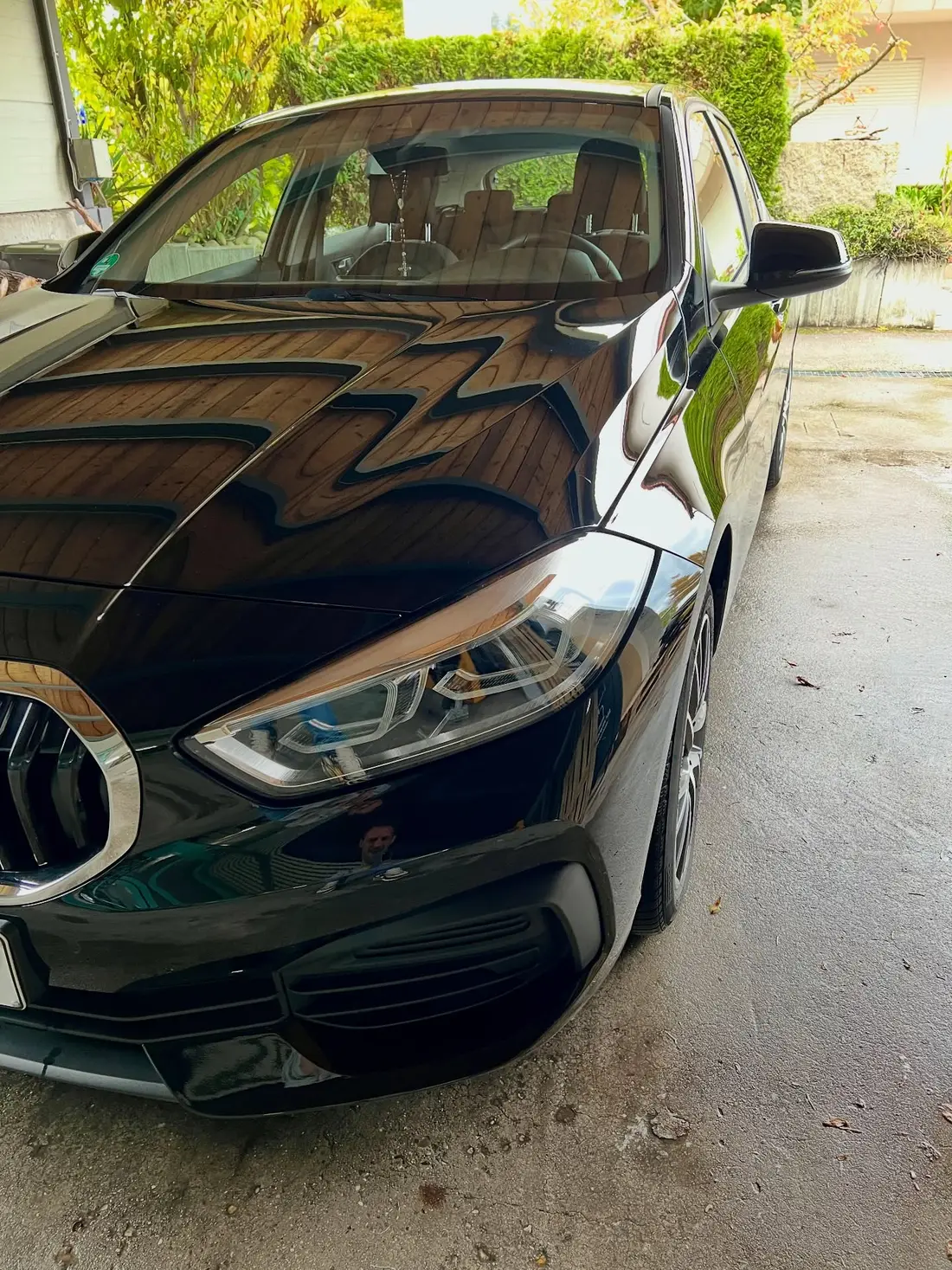 BMW 1er mit spiegelndem Lack nach der Aufbereitung