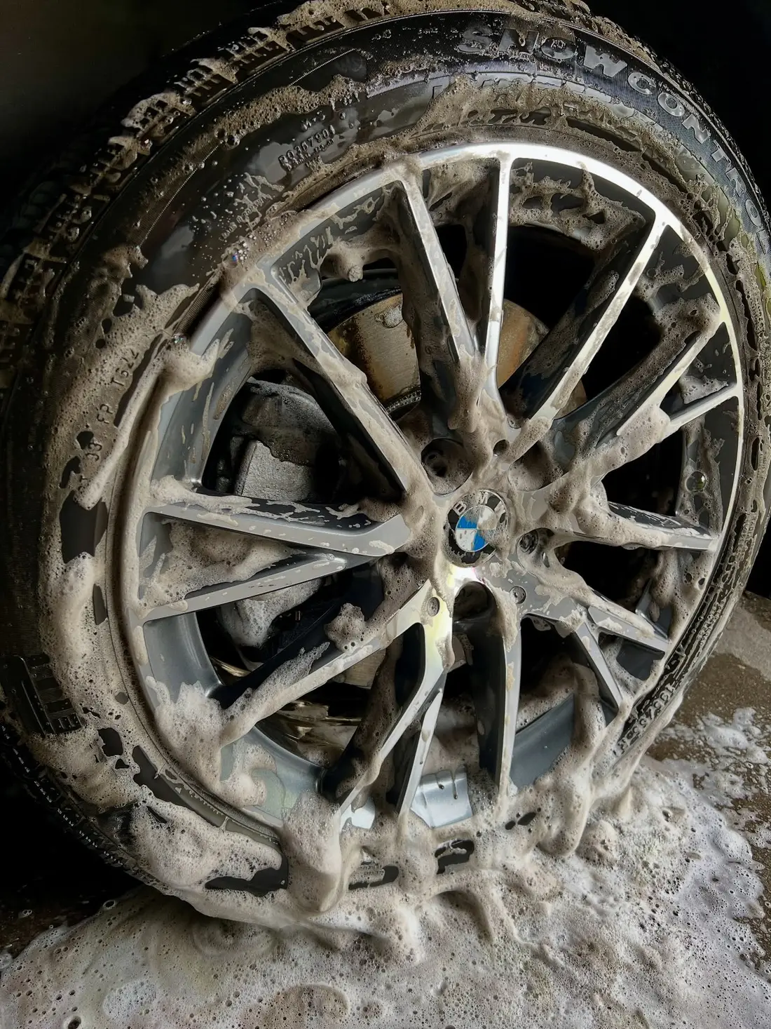 Felge eines BMW eingeschäumt während der professionellen Handwäsche