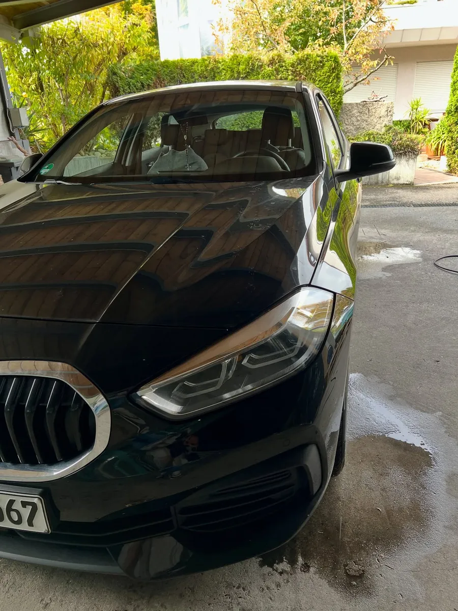 Front eines BMW 1er vor der Wäsche mit stumpfem Lack