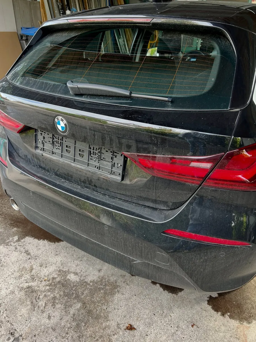Verschmutztes Heck eines BMW 1er vor der Handwäsche
