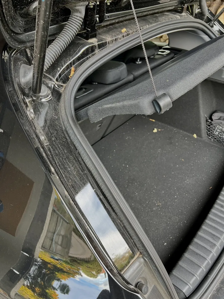 Kofferraum eines BMW 1er mit Staub an Dichtung und Ladekante