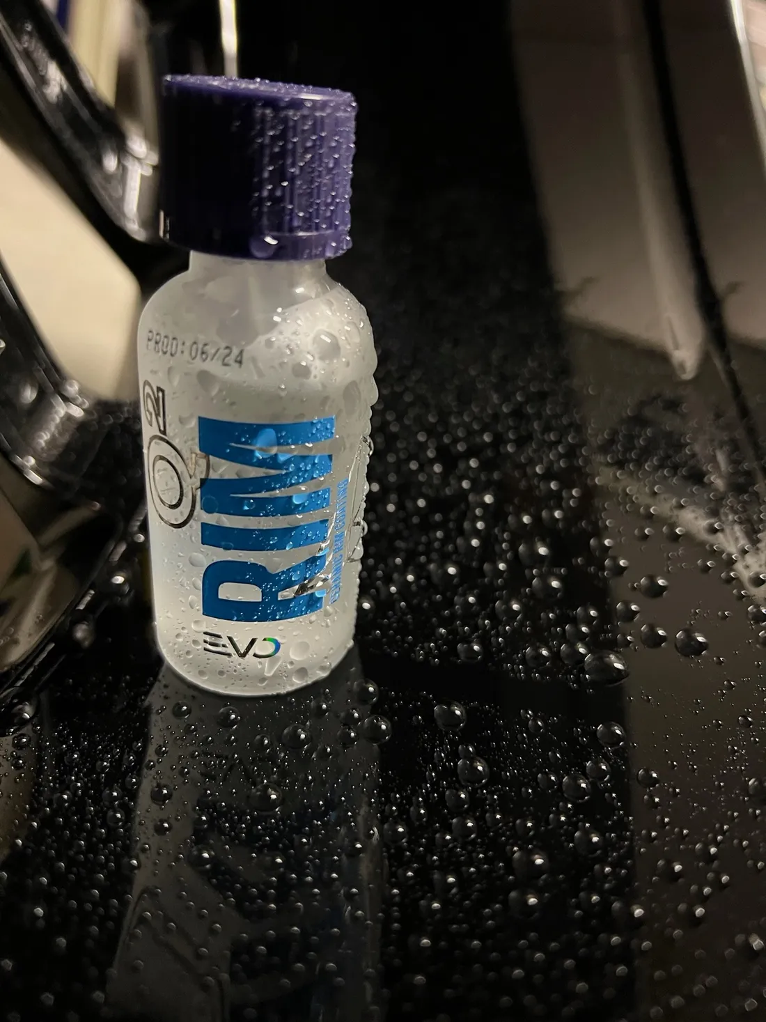 Keramikversiegelung auf einer Felge mit Wasserperlen