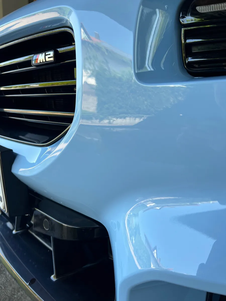 Dieselbe Front nach der Handwäsche mit sauberem Lack und Kühlergrill