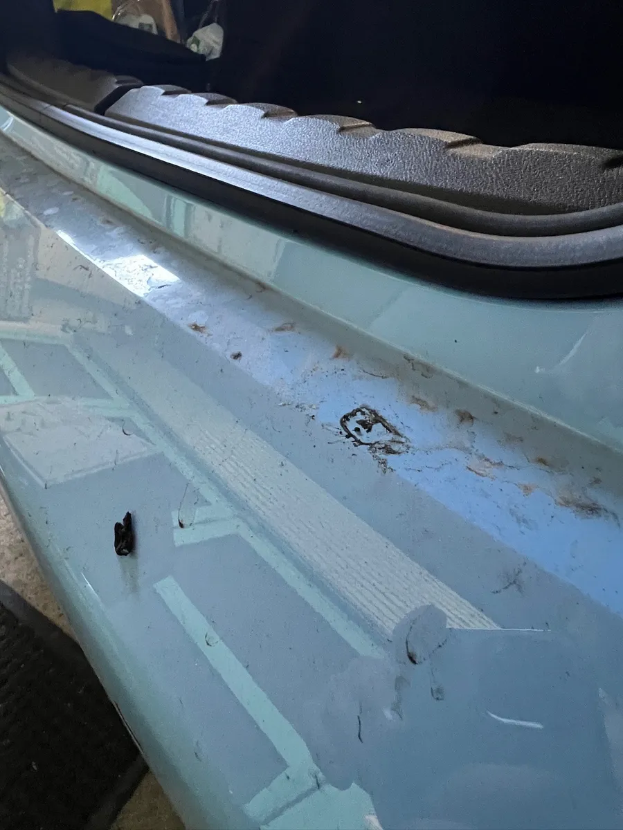 Verschmutzte Ladekante eines BMW M2 vor der Detailreinigung