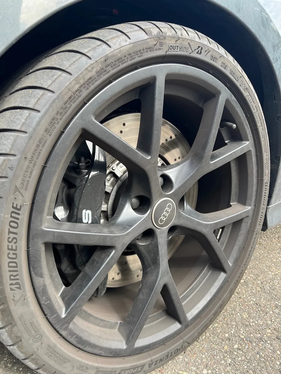 Staubige Felge und Bremsscheibe eines Audi RS3 vor der Reinigung