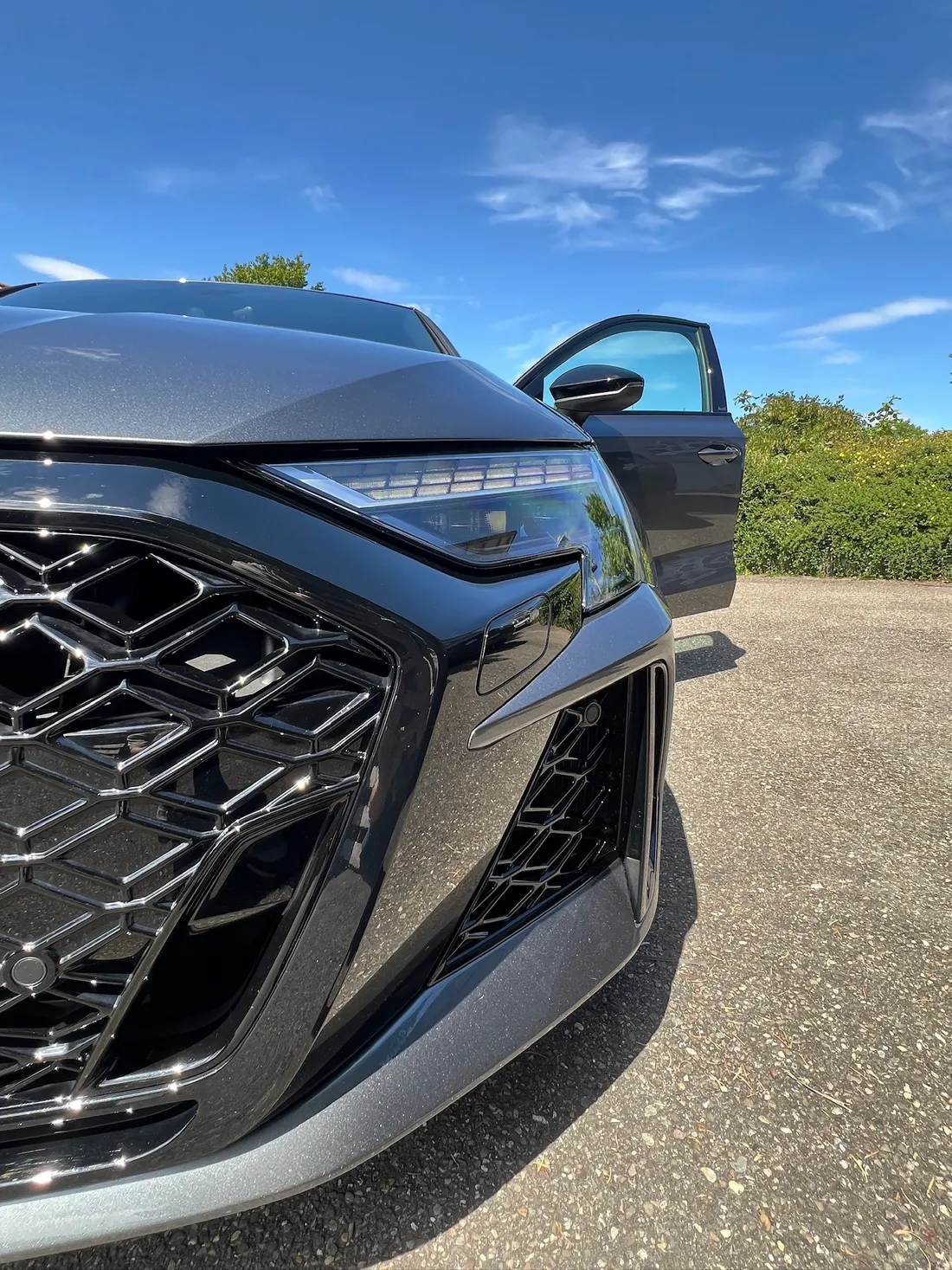 Front eines Audi RS3 mit glänzendem Lack nach der Aufbereitung