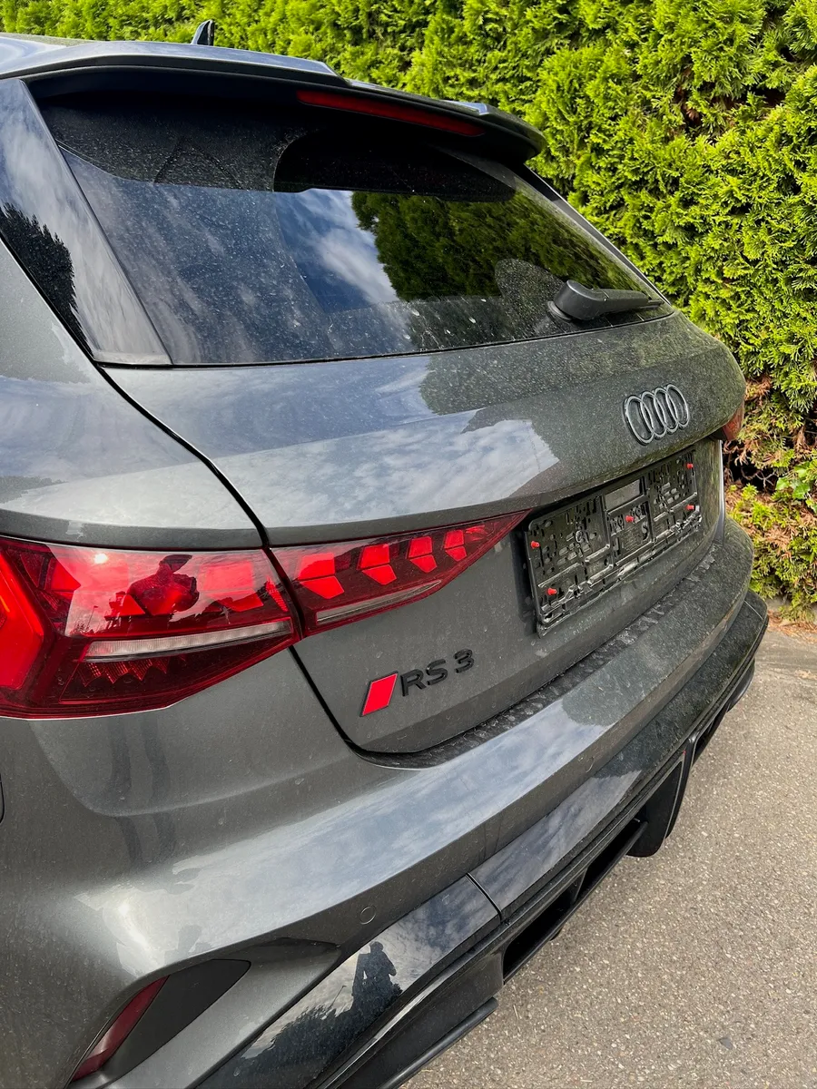 Verschmutztes Heck eines Audi RS3 vor der Außenaufbereitung