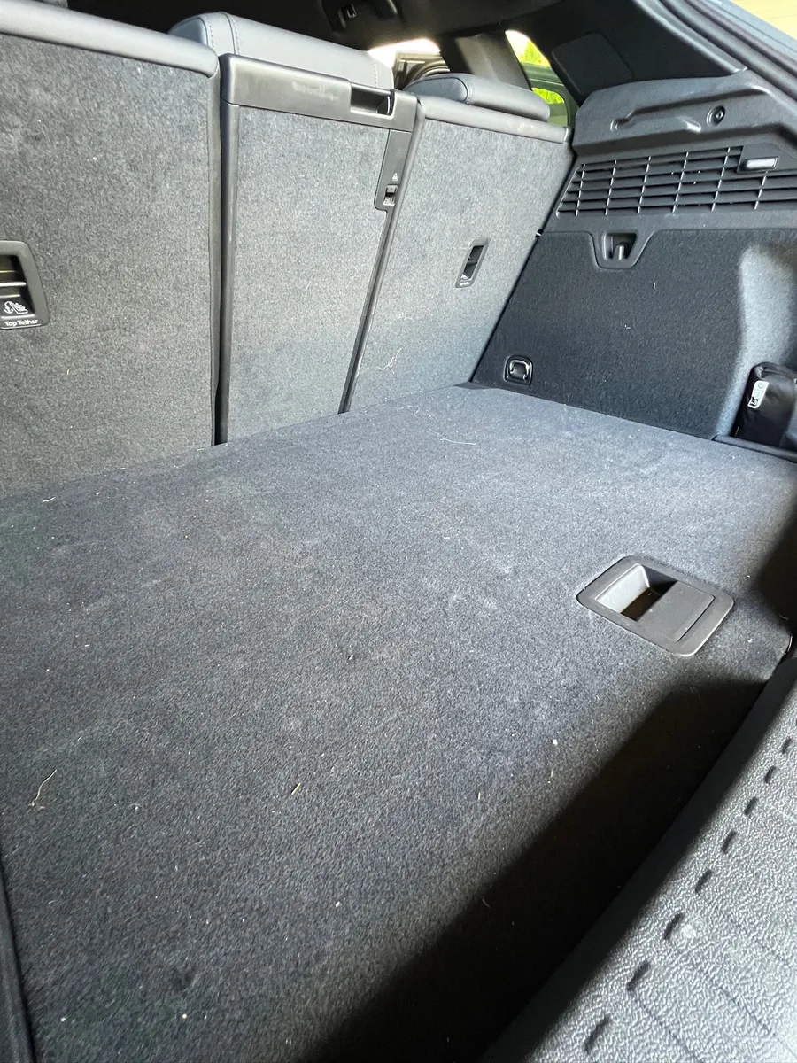 Kofferraum eines Audi RS3 vor der Reinigung mit Staub und Schmutz