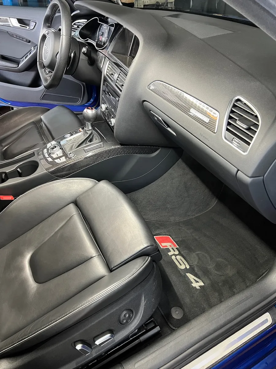 Derselbe Bereich nach der Aufbereitung mit gepflegtem Carbon-Trim und RS-Matte