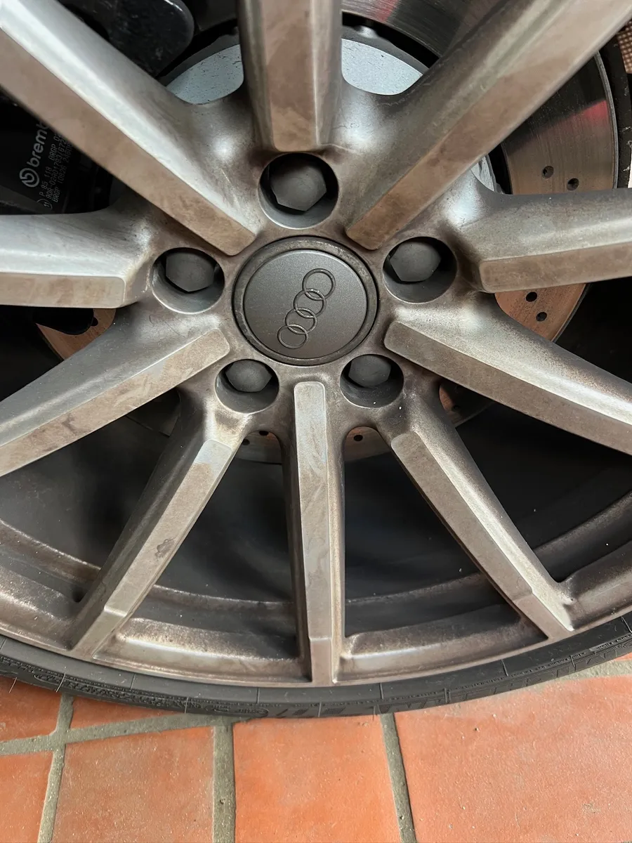 Staubige Felge und Bremssattel eines Audi RS4 vor der Reinigung