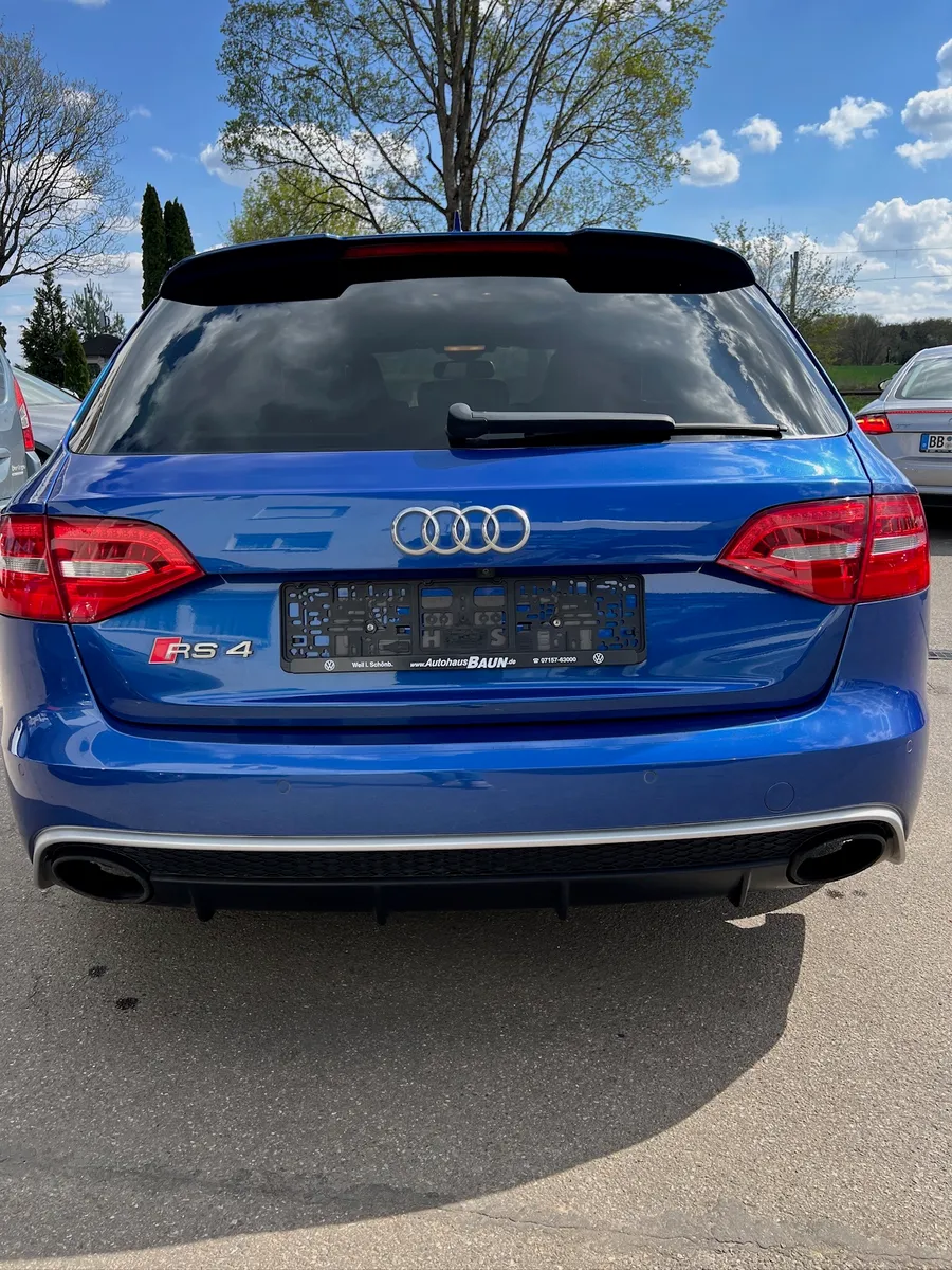 Dasselbe Heck nach der Wäsche mit tiefem Glanz auf dem blauen Lack