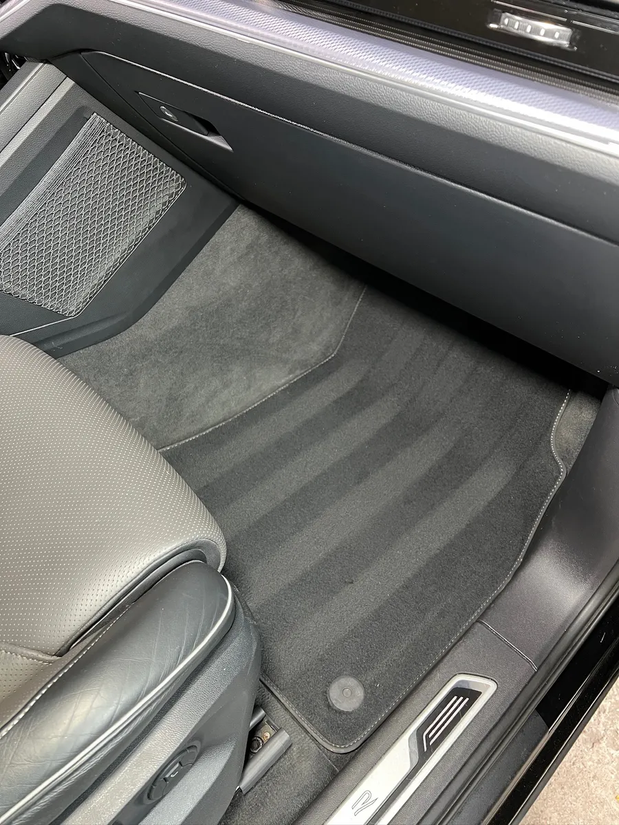 Aufbereiteter Beifahrerbereich eines Audi RS4 Avant mit sauberer Fußmatte