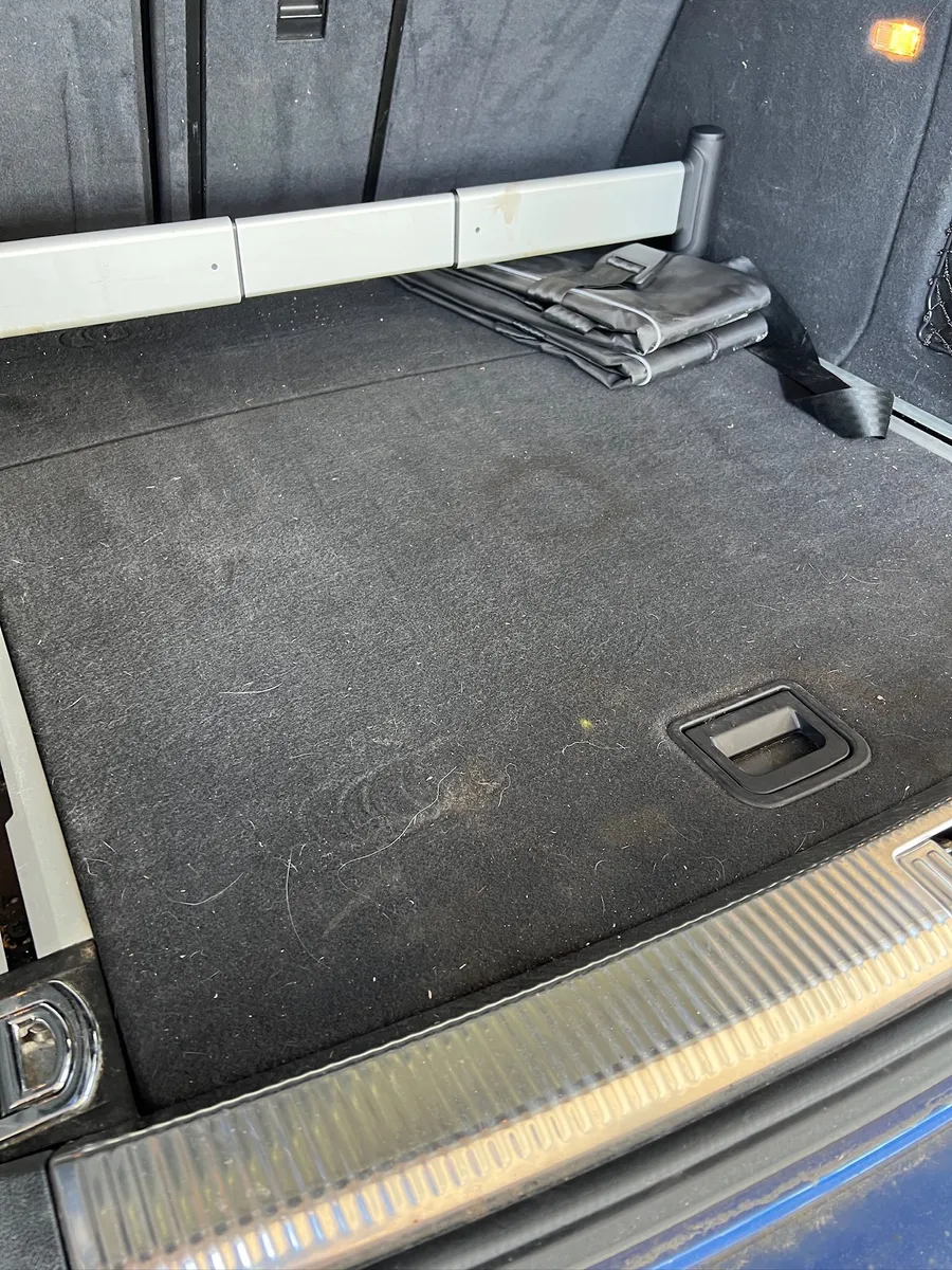Kofferraum eines Audi RS4 Avant vor der Reinigung mit Tierhaaren und Schmutz