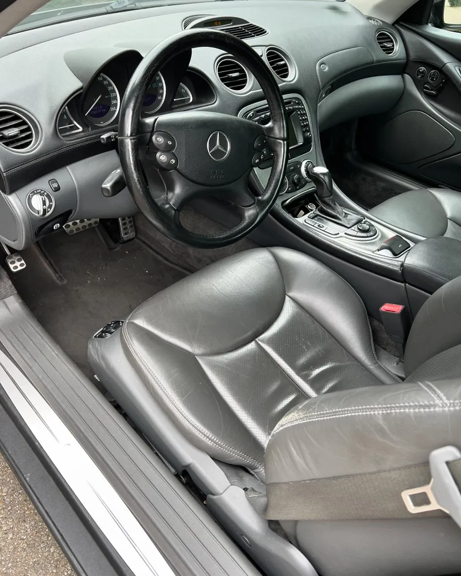 Abgenutzte Ledersitze eines Mercedes SL vor der Lederpflege