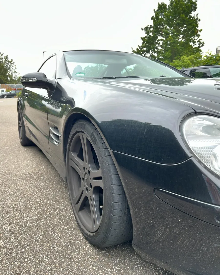 Matter, verschmutzter Lack an der Front eines Mercedes SL
