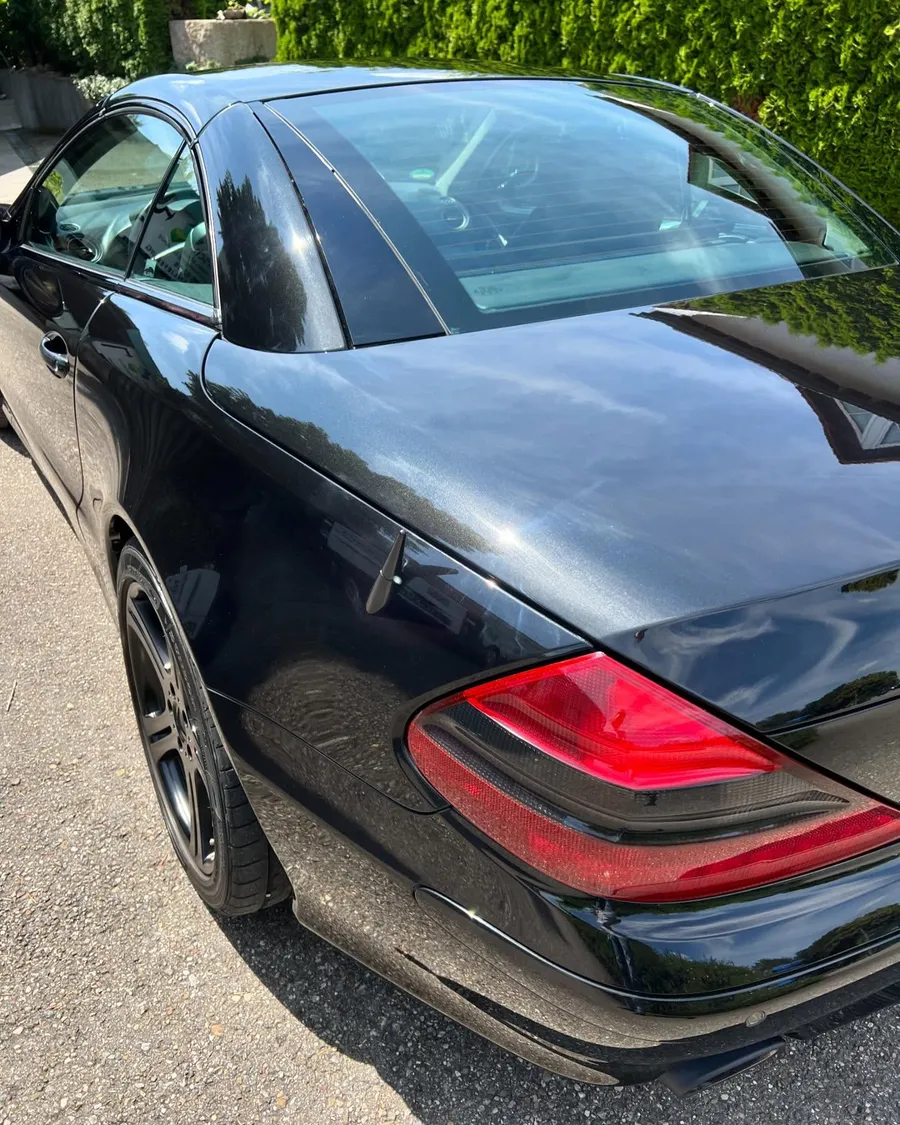 Heckpartie eines Mercedes SL mit spiegelndem Lack nach der Politur