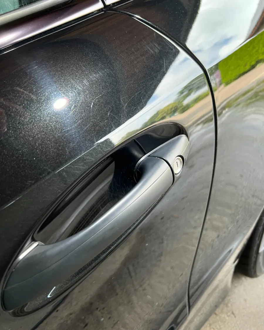 Lack eines Mercedes SL mit Swirls und Kratzern vor der Politur