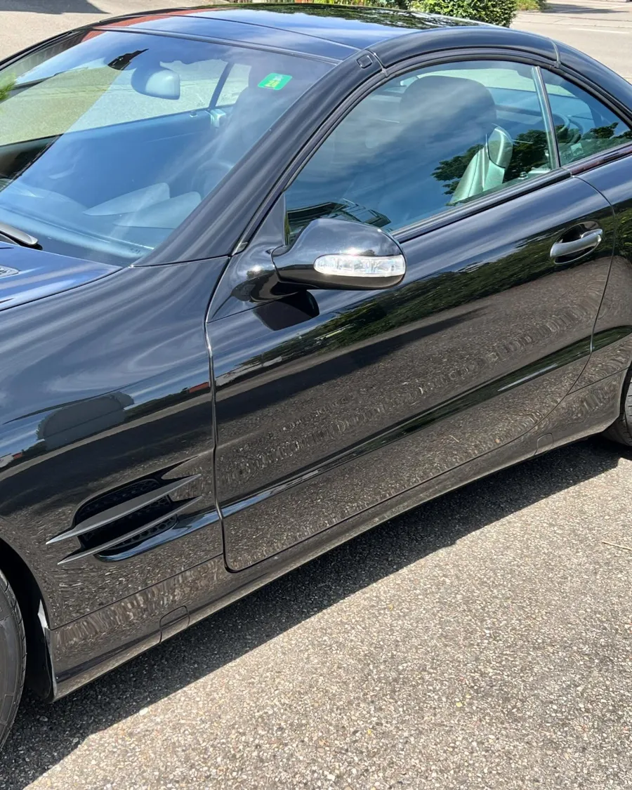 Seitenpartie eines schwarzen Mercedes SL mit tiefem Glanz nach der Aufbereitung