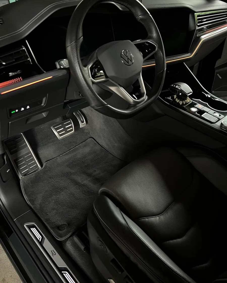 Dasselbe Cockpit nach der Innenraumaufbereitung, tiefenrein und gepflegt